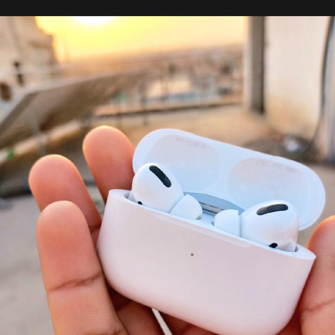 Noise-Cancelling AirPods Pro 2 White Bluetooth 5.3